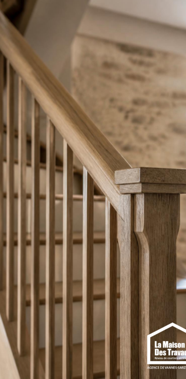 Garde-corps intérieur en bois dans une maison rénovée du Morbihan