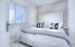 Agrandir visuellement une petite chambre