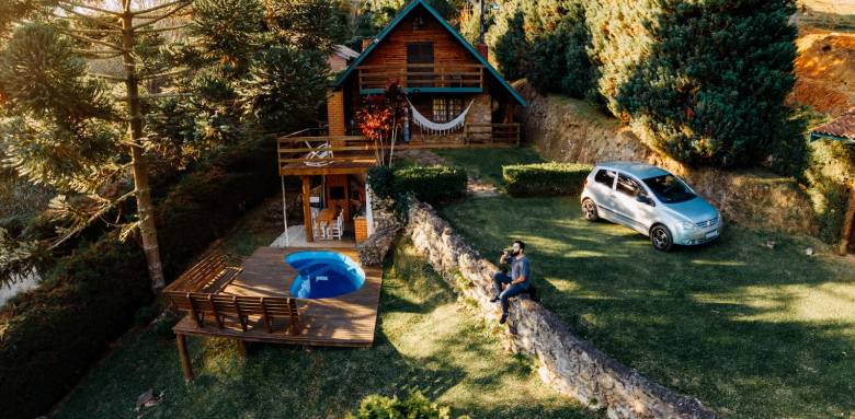 jardin avec des paliers et une piscine sur pilotis