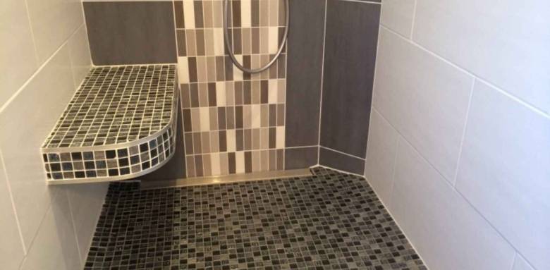 Ambiance cosy avec cette douche à l'italienne en mosaïque et dans des tons chauds