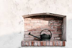 Une niche murale dans un jardin