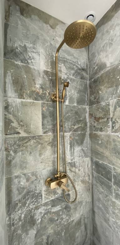 Harmonie entre marbre et colonne dorée 