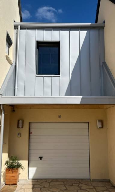 Surélévation en ossature bois avec bardage zinc quartz à joint debout - 44000 Nantes