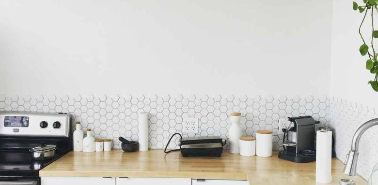Une cuisine minimaliste avec plan de travail en bois 
