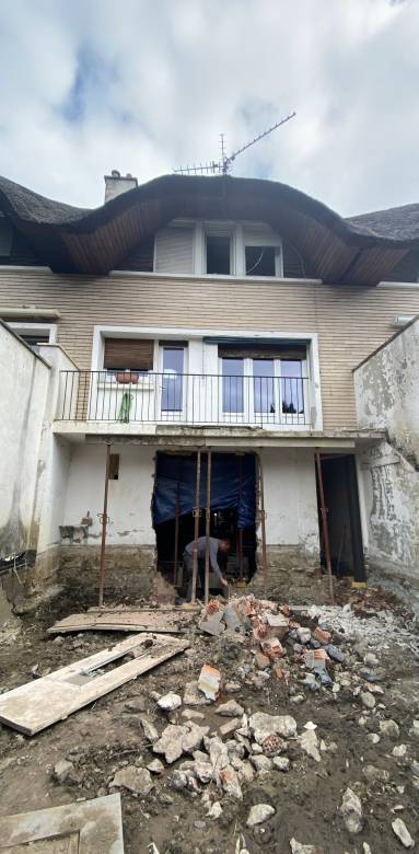 Oser la rupture avec une maison en toit de chaumes et briques 
