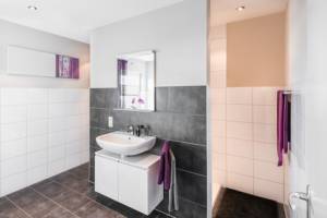 salle de bains avec carrelage