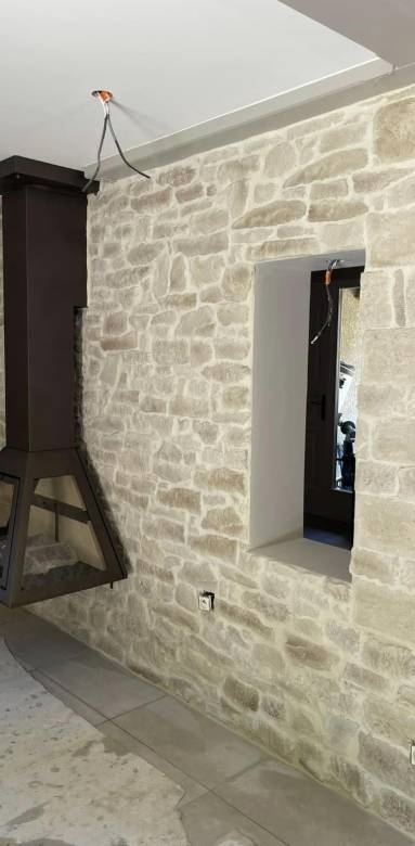 Maison en pierre en rénovation avec pose d'un poêle à bois contemporain - Valence 26