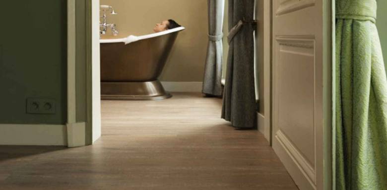 Salle de bain sol parquet liège