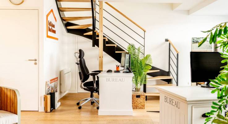 Surélévation de 47 m² de l'agence La Maison des Travaux Vertou- escalier