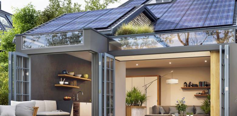 Une maison avec des panneaux solaires.