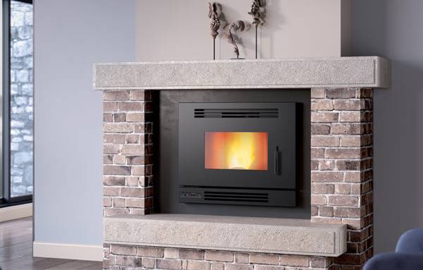 Cheminée adossée avec insert à granulés bois