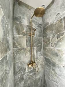 Harmonie entre marbre et colonne dorée 