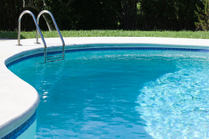 Piscine coque ou béton ? Quel choix faire en Isère ?