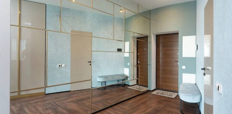 Des portes de dressing en miroir pour le côté très spacieux