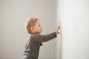 Enfant danger électrique