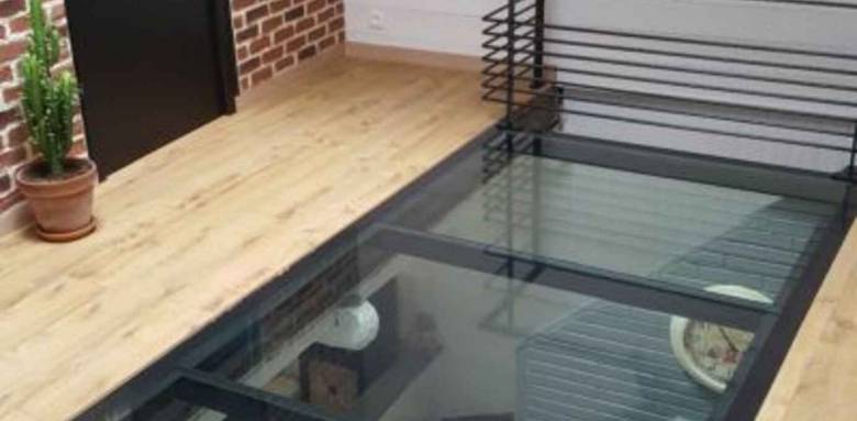 Le plancher de verre : idéal pour l’aménagement de souplex (photo : Pinterest)