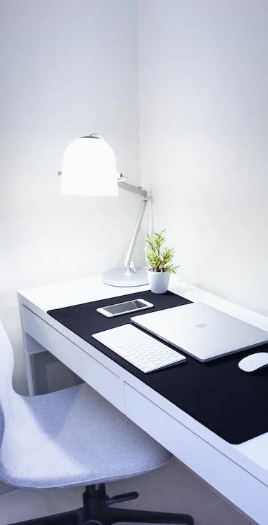 Bureau épuré laptop fermé