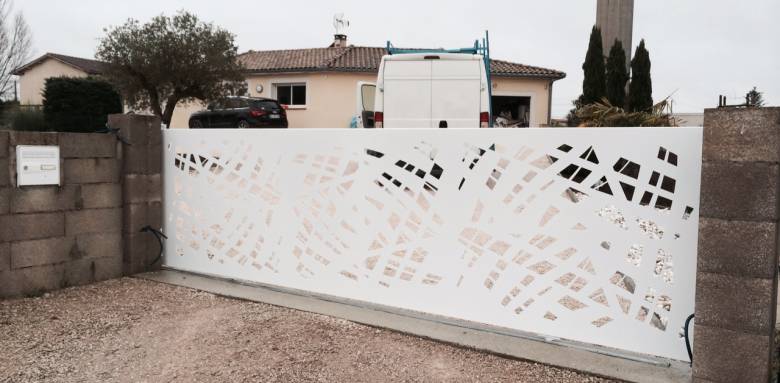 Installation de portail - portail coulissant ajouré en aluminium - Montauban 82