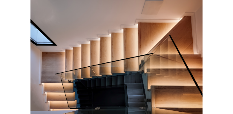 Exemple d'escalier intérieur en bois avec LED intégré