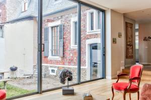 Gagnez des mètres carrés sans quitter Saint-Germain-en-Laye ! Découvrez les atouts d’une extension de maison, les étapes clés pour réussir votre projet et les conseils de La Maison Des Travaux pour un chantier serein.