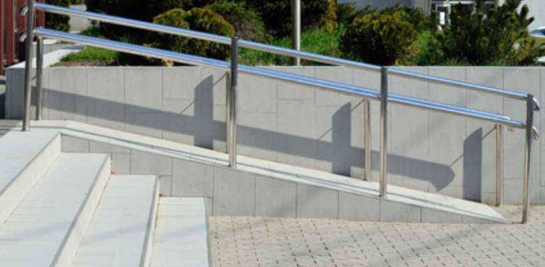 Chemin extérieur pour personne à mobilité réduite en béton désactivé (Lyon Ouest)