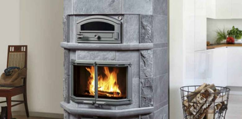 poêle à bois en pierre ollaire avec four intégré