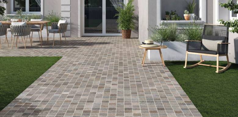Terrasse en grès cérame façon petites tomettes