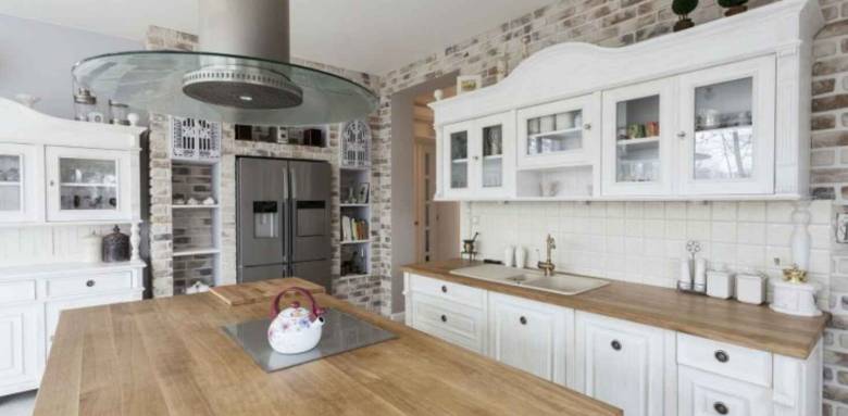 Plan de travail et îlots central assorti, en bois