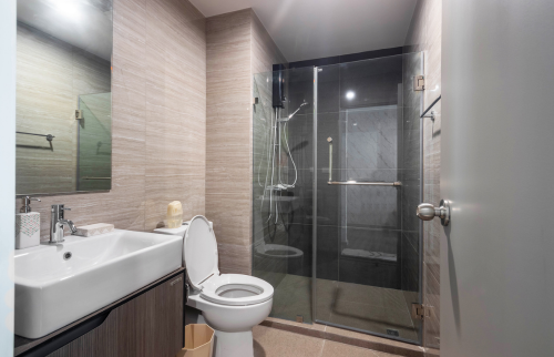 Salle de bain sans fenêtre : comment l’aménager à Val d’Europe ?