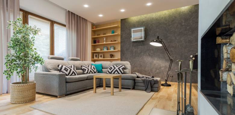 Installer un faux plafond dans un salon.