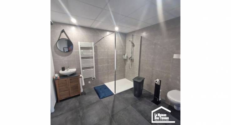 Salle de bain pour salle de sport 