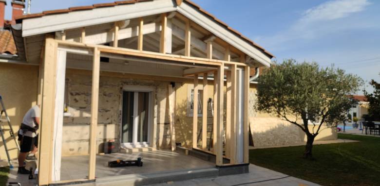 Extension en ossature bois à Voiron pour une cuisine contemporaine baignée de lumière