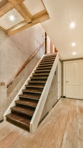 Un exemple d'escalier en bois dans une extension, alliant esthétique et praticité pour un intérieur chaleureux et écologique.