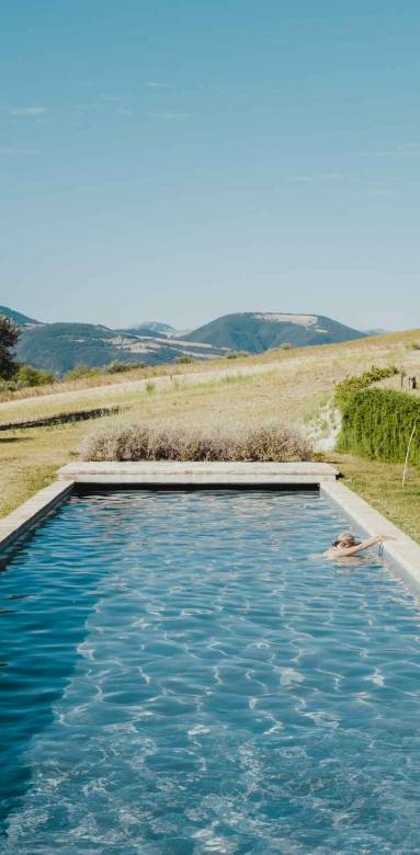 Piscine nichée en pleine nature 