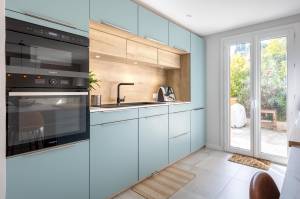 Cuisine vert sauge dans une maison à Toulouse