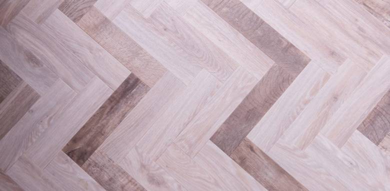 Les lames de PVC clivables sont faciles à poser sur un carrelage au sol.