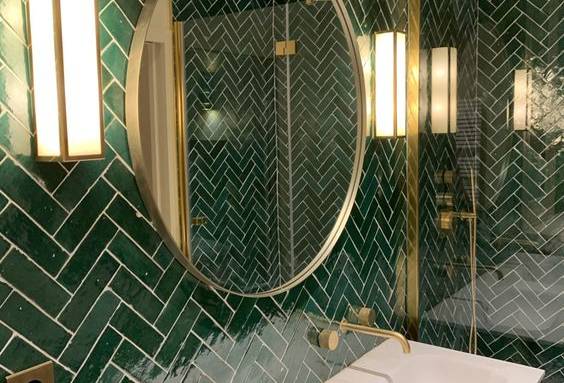 Zellige rectangulaire coloris vert dans une SDB