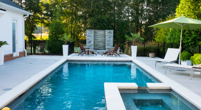 Rénovation de piscine : quand et pourquoi moderniser son bassin ?
