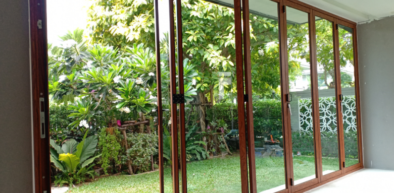 Fenêtre en aluminium imitation bois