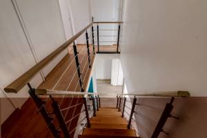 Escalier bois à marches suspendues et palier