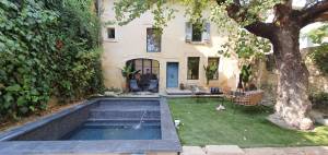 Façade rénovée d'une maison provencale