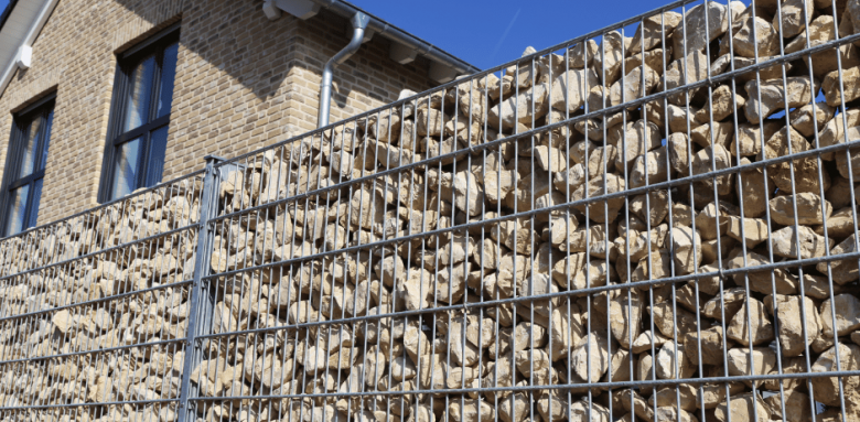 Construire un Mur de Clôture en pierre à Bayonne : Étapes, Coûts et Conseils d'Experts