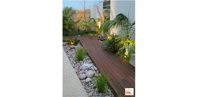 Une allée en bois composite