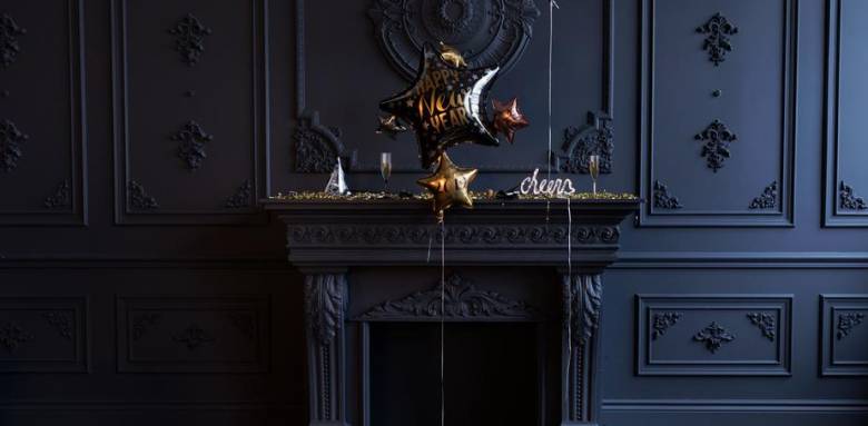  une cheminée ancienne rénovée façon monochrome dans un appartement bourgeois à Versailles