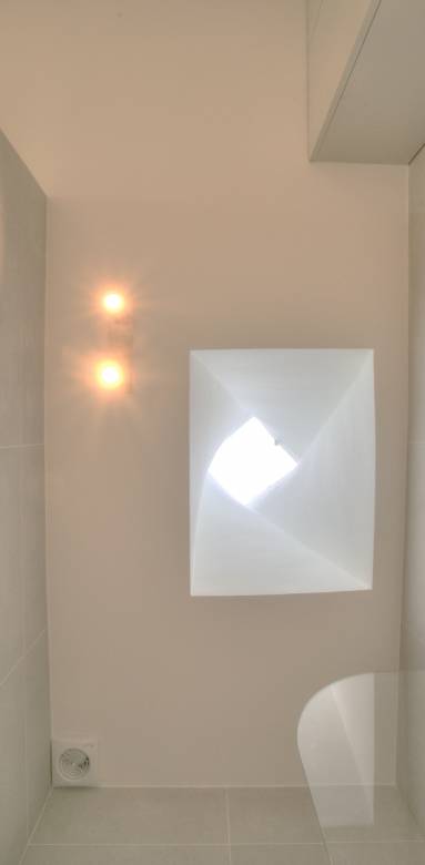 puits de lumière dans la salle de bain d'un appartement