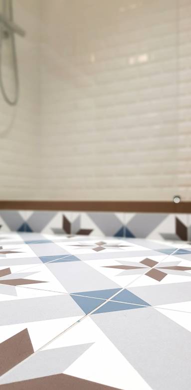 Carreaux de ciment dans une salle de bain à Beauvais, Oise, 60