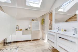 De nombreux rangements dans cette salle de bain - Grésivaudan