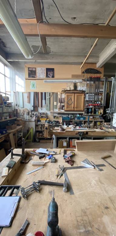 Tout de l'atmosphère à l'outillage inspire à l'authenticité , l'ordre et la passion du bois 