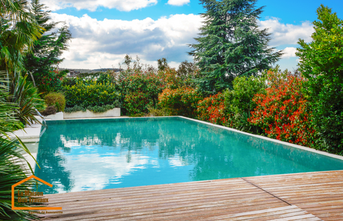 Piscine sur terrasse en bois avec un paysage de fôret
