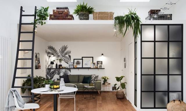 Mezzanine avec échelle accès sous toiture